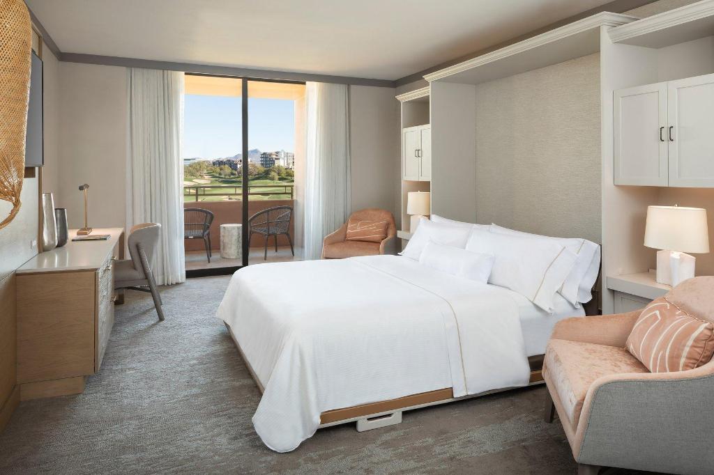 Suite, King Bed, Golf Course View, Parlor