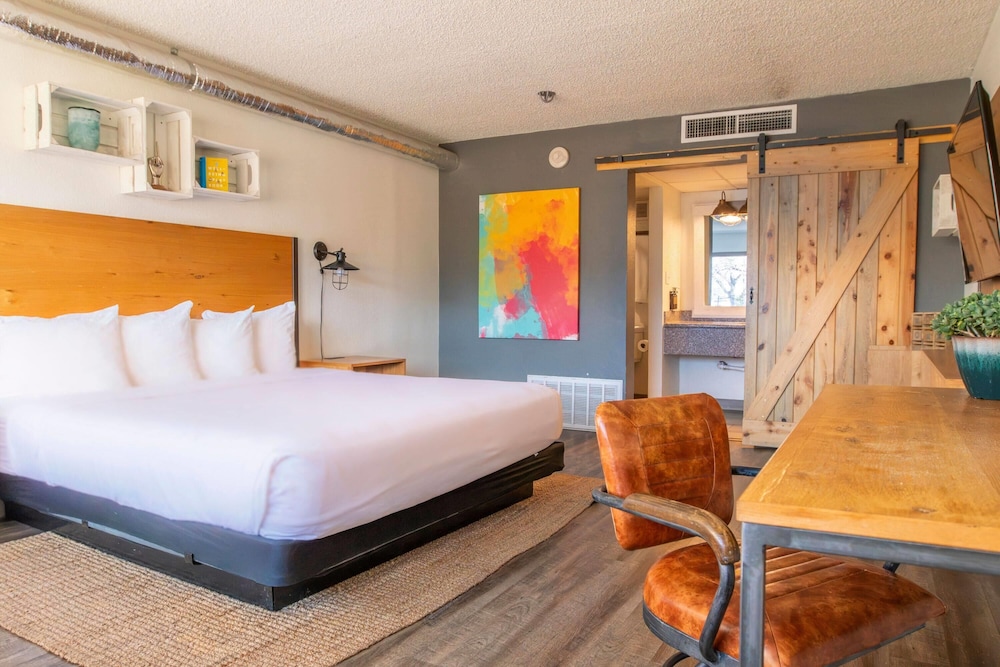 Room, King Bed, Mountain View, Exterior Entrance