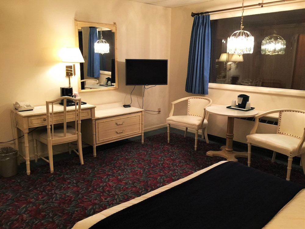 Cedar Motor Inn 47/56
