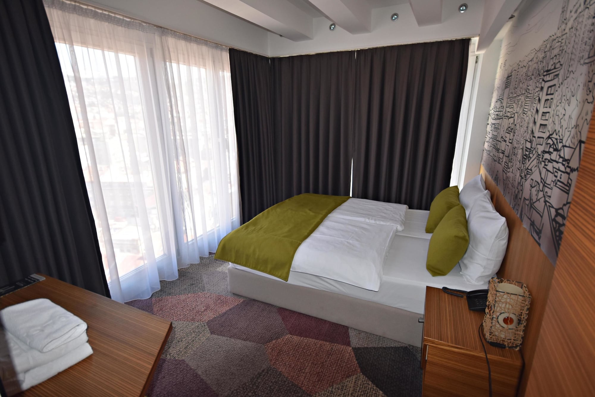 ROOM, SINGLE