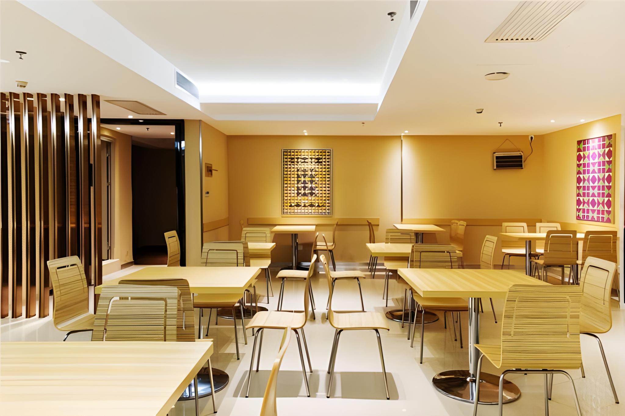 City Comfort Inn (Maoming High Speed Railway Station Wenming Road) 51/57