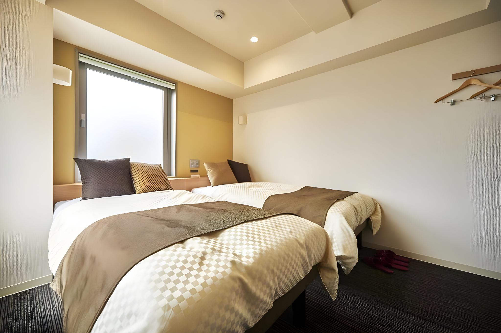 ROOM, TWIN BEDS, BATHTUB