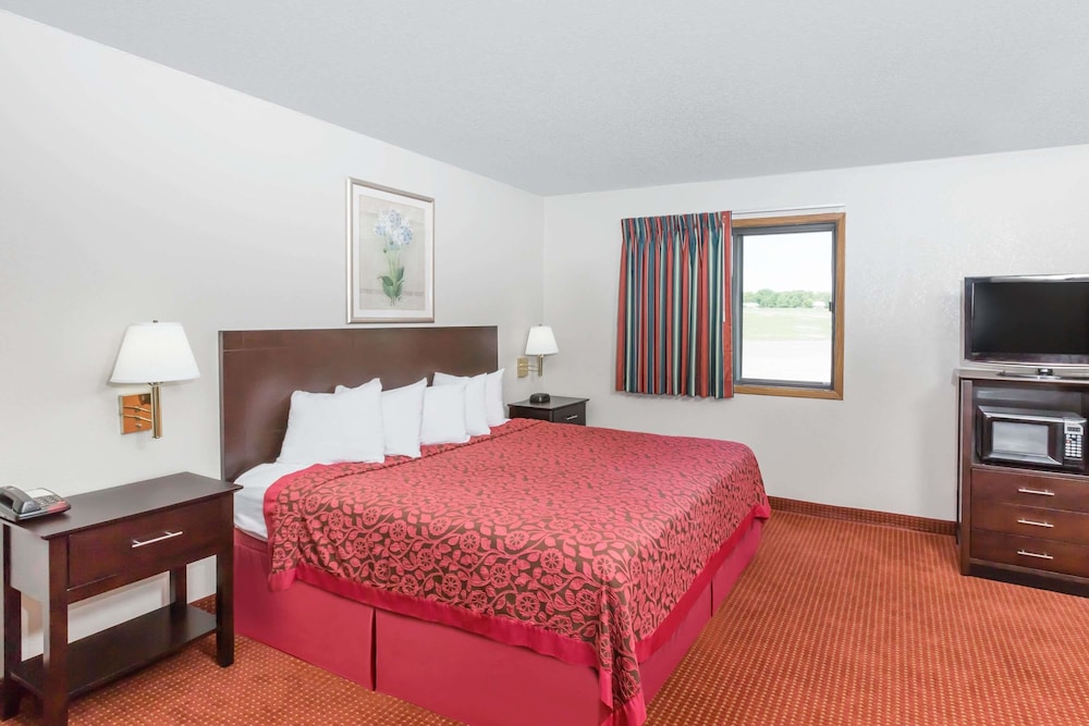 Days Inn & Suites By Wyndham Des Moines Airport 9/40