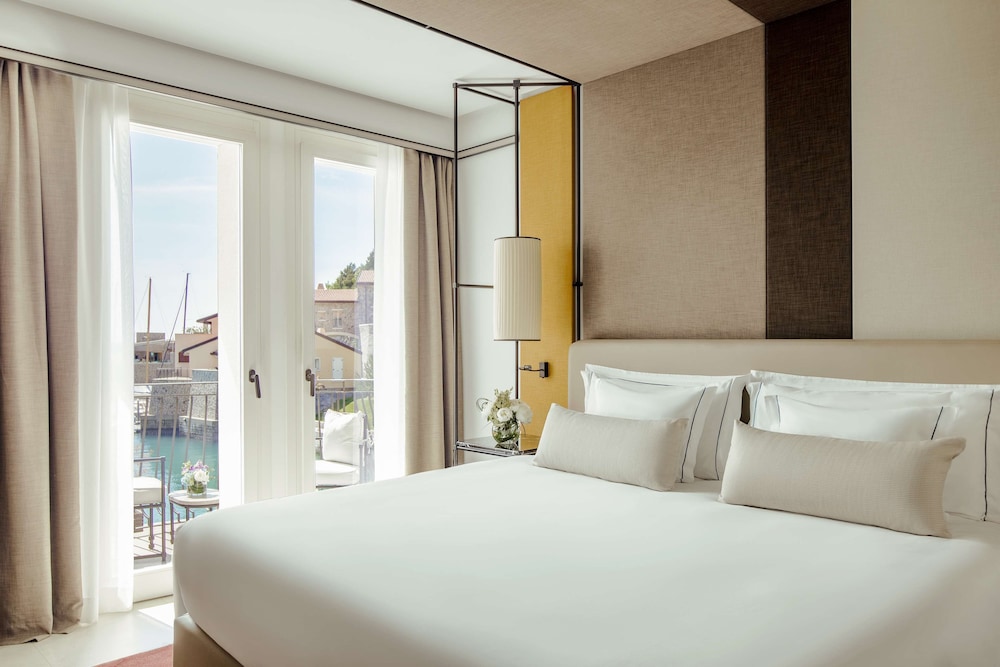 DELUXE, MARINA VIEW
