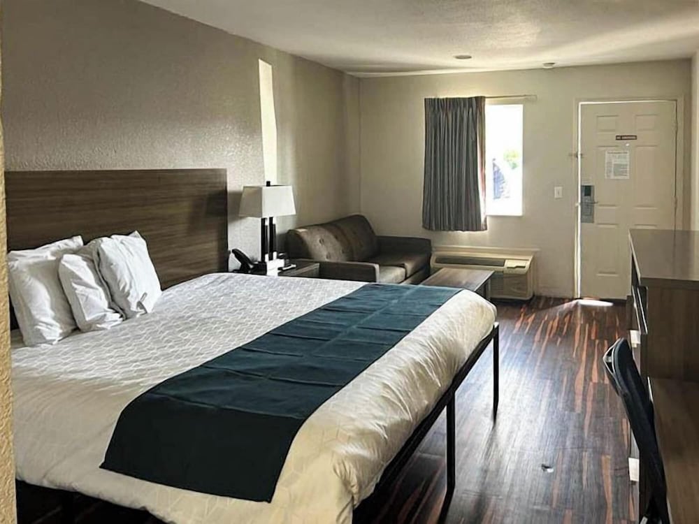 DELUXE, KING BED