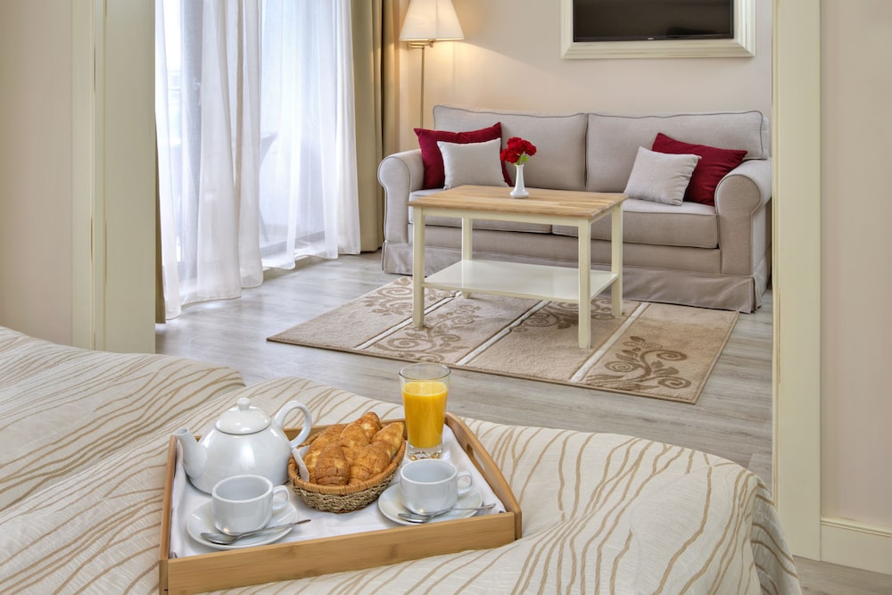 White Rock Castle Suite Hotel & Spa 41/47