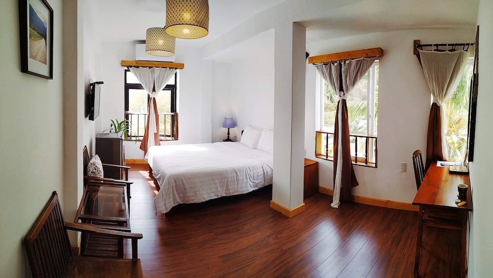 Basic, Queen Bed