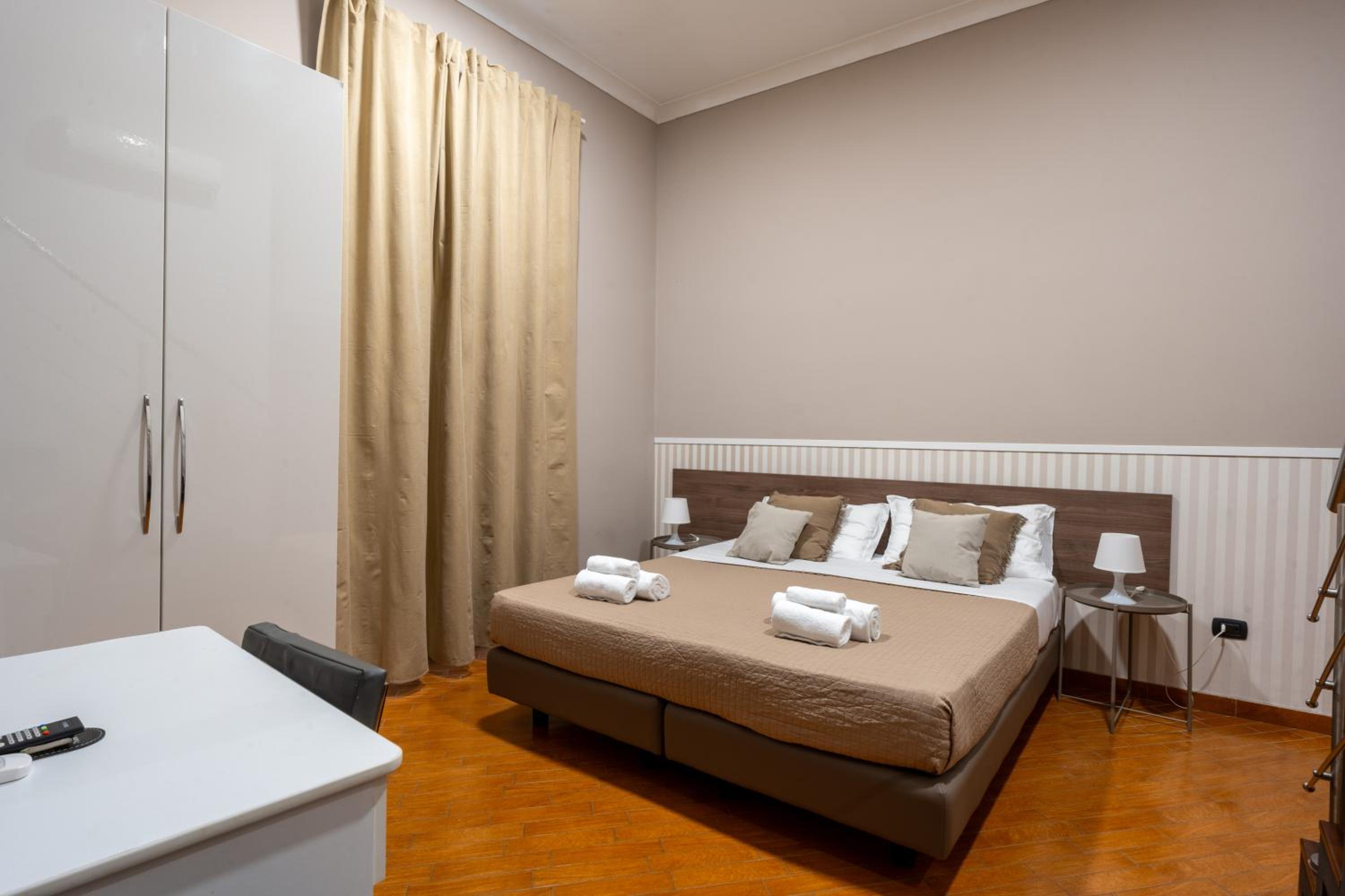 DELUXE, DOUBLE BED