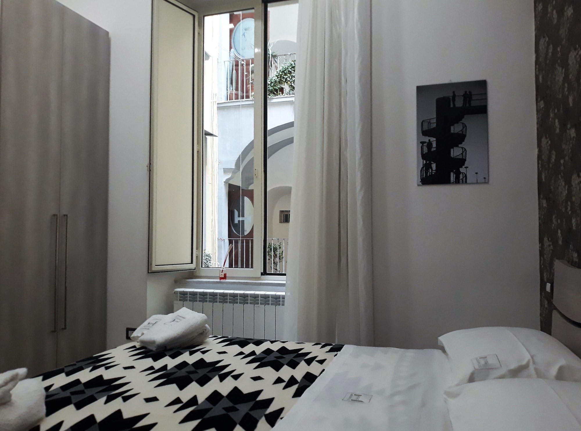 COMFORT, QUEEN BED, COURTYARD VIEW, PRIVATE BATHROOM