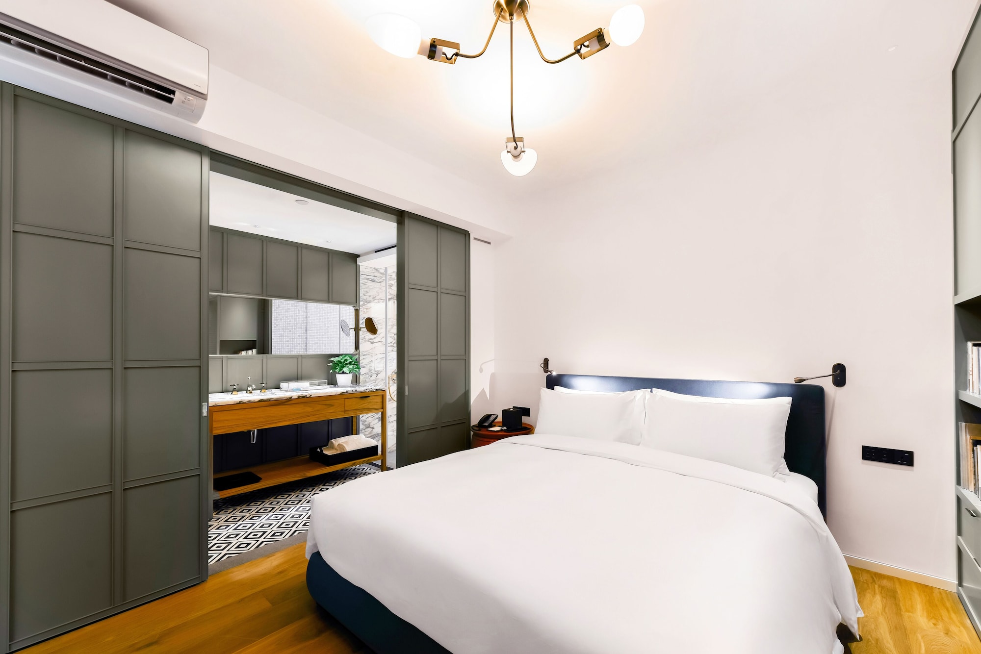 ELITE, SUITE, QUEEN BED