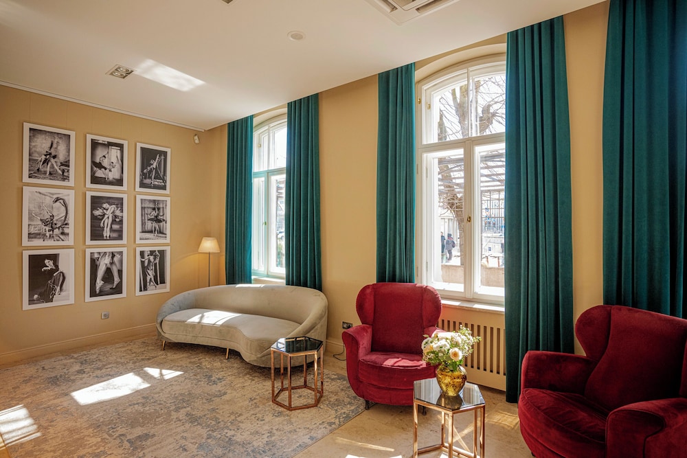 Opera Hotel 35/50