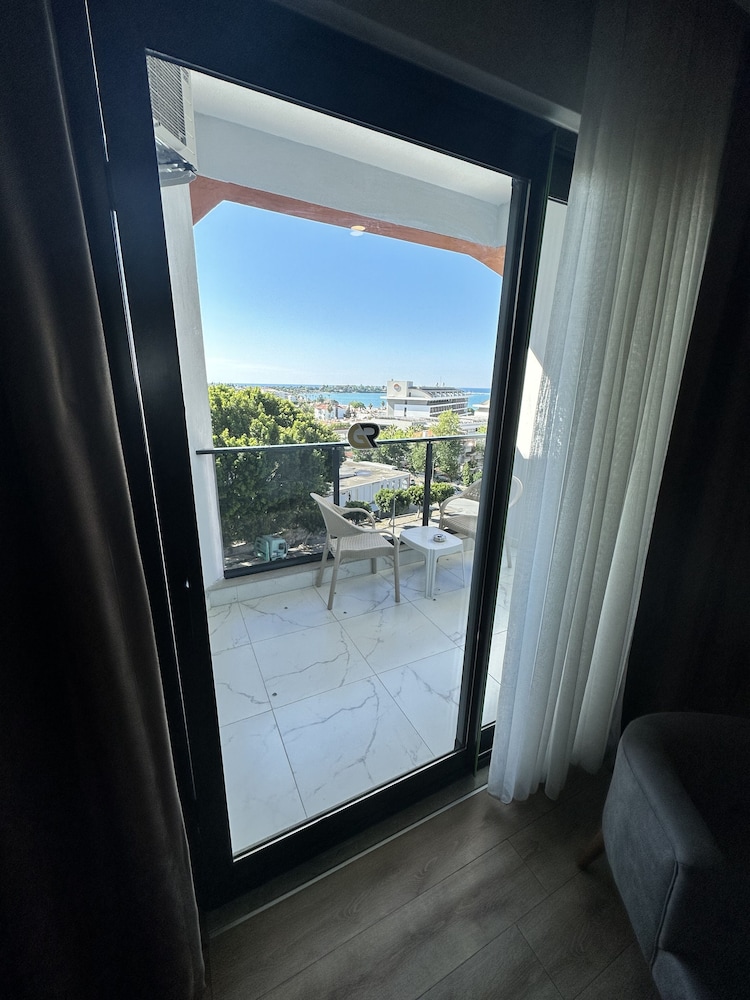 Side Golden Rock Hotel 16 plus Adults Only 25/36