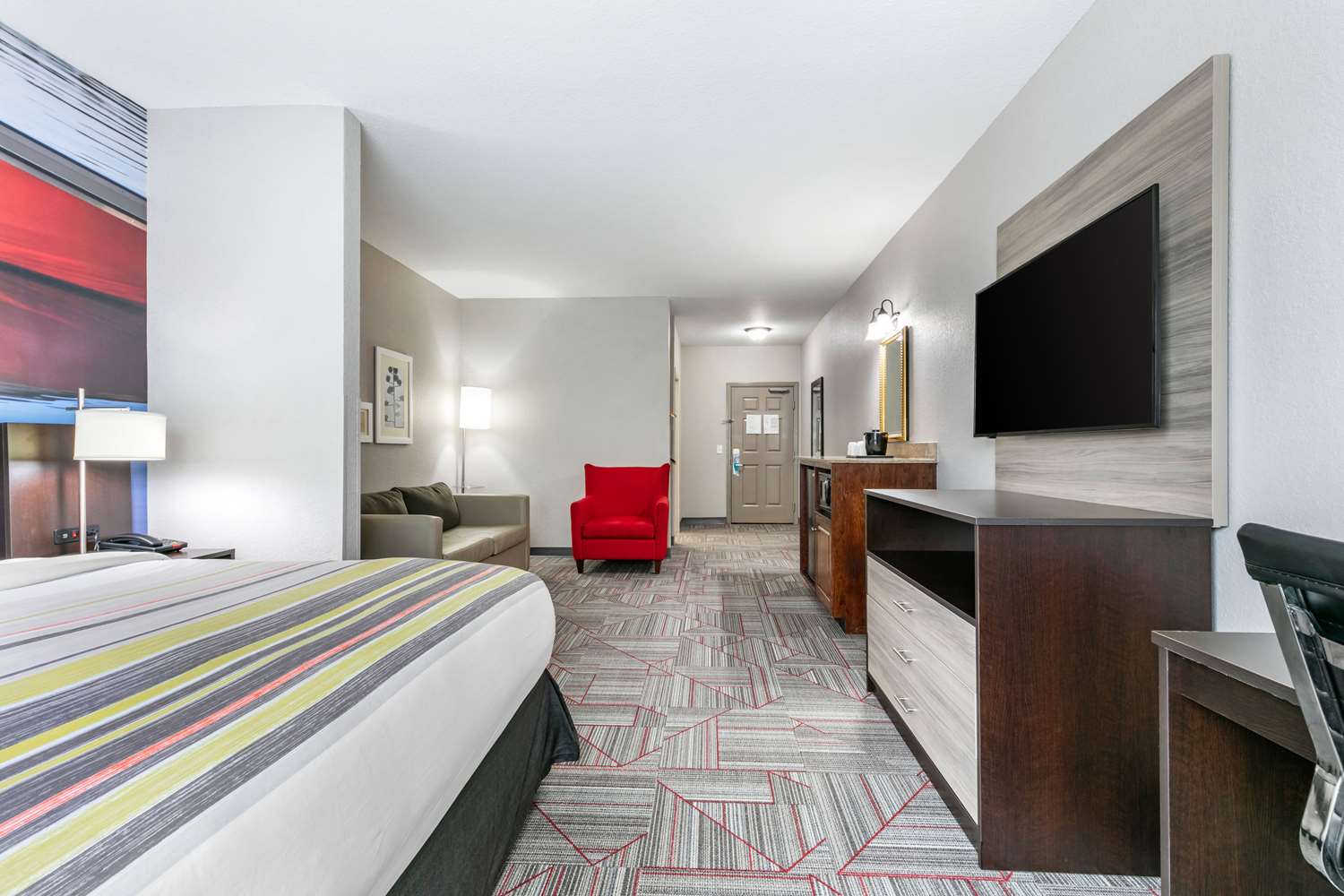 Room, King Bed, Clarion Pointe Columbus-Bradley Park 2/2