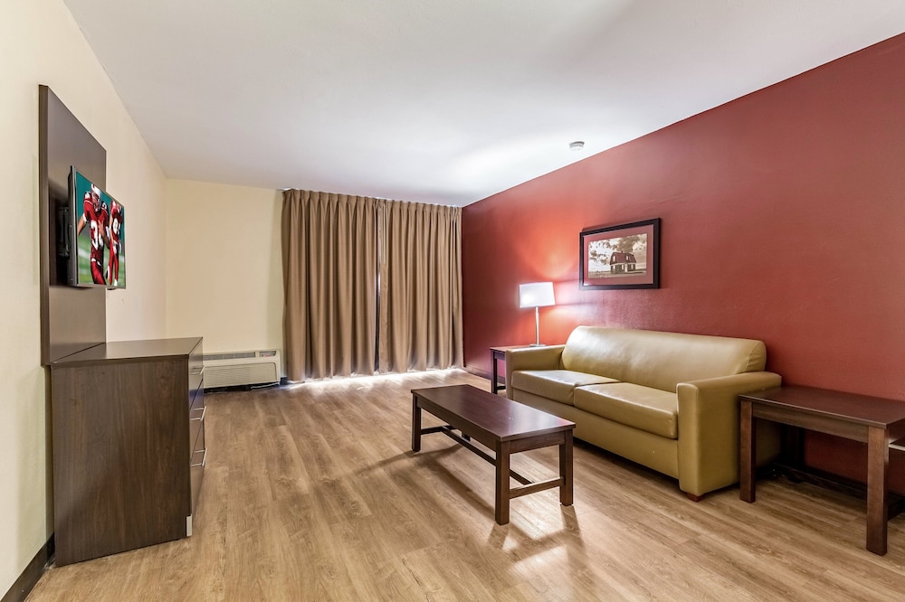 Red Roof Inn Plus and Suites Houston IAH Airport SW 25/34