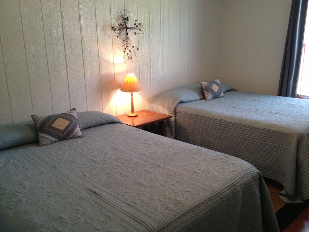 2 Bedrooms, House, 4 Queen Beds, 2 Futon Beds, Hill View