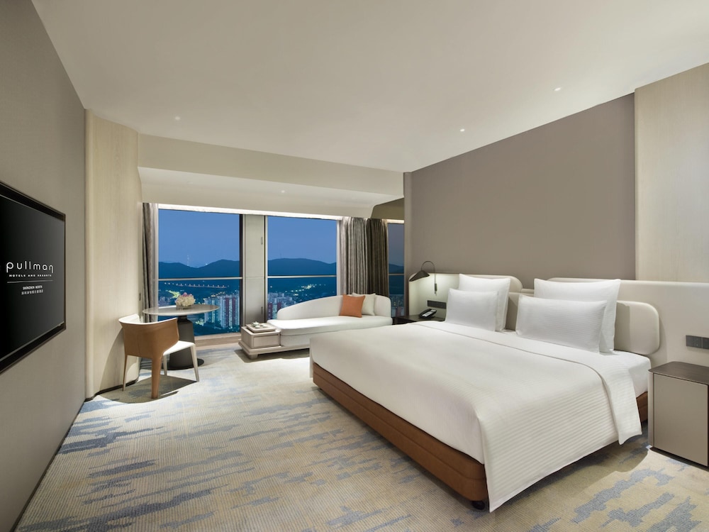 DELUXE, KING BED