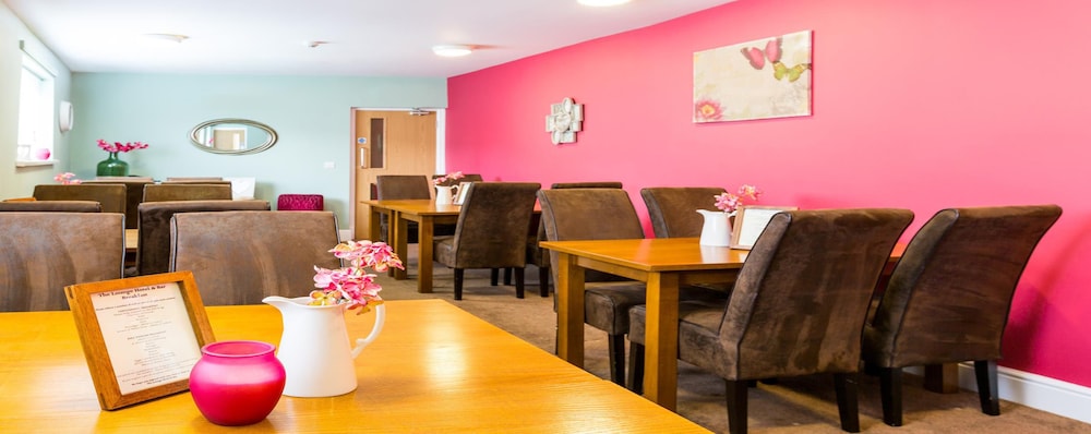 THE LOUNGE HOTEL AND BAR 18/21