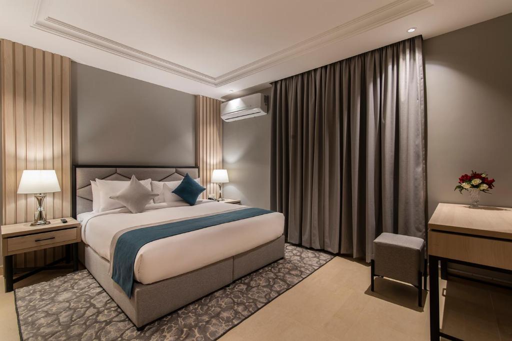 DELUXE, KING BED