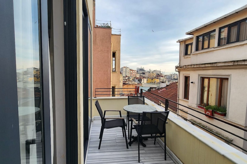 Aleksandr Pera Hotel 45/50