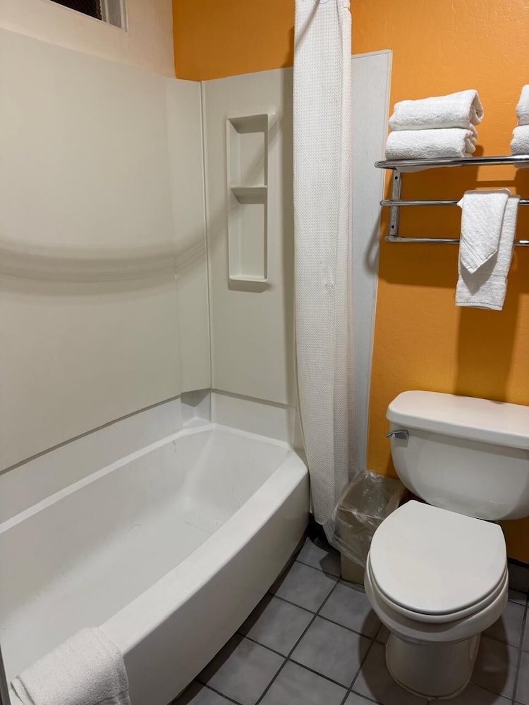Hollister Inn 28/28