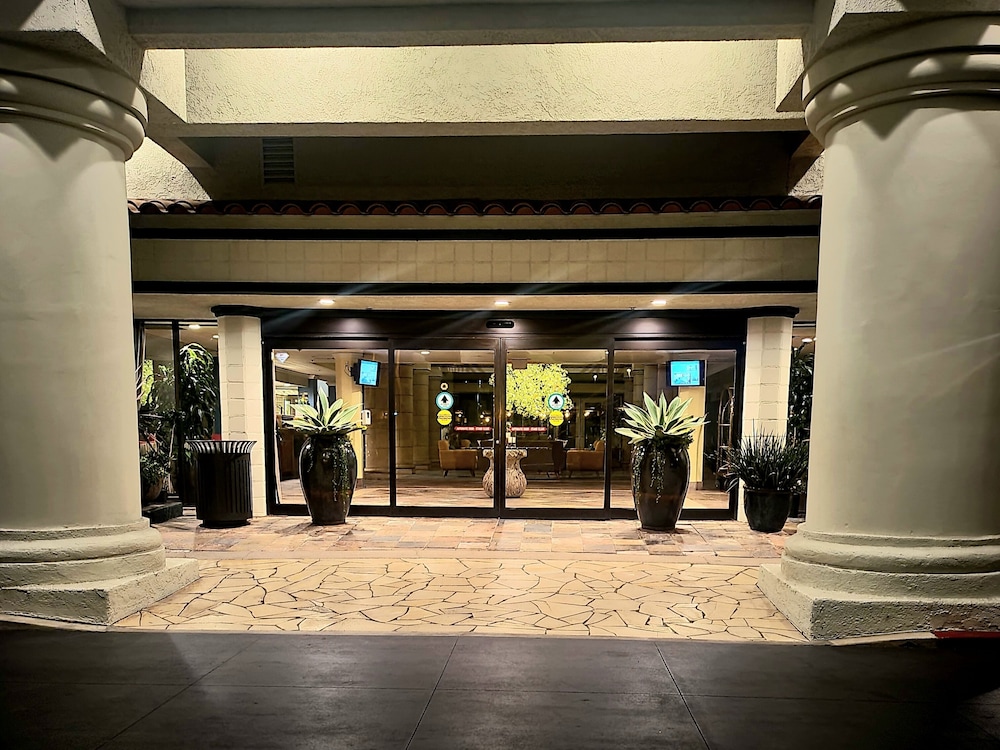 Atrium Hotel at Orange County Airport 21/61