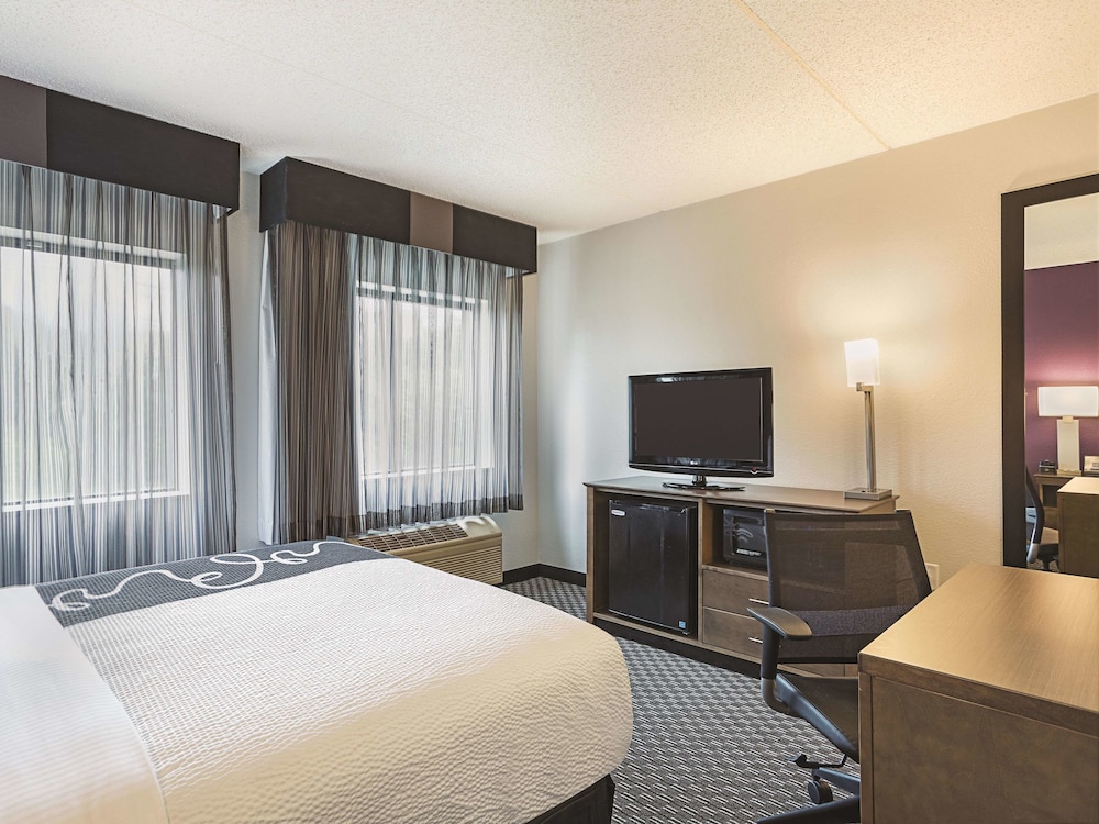 La Quinta Inn & Suites by Wyndham Baltimore BWI Airport 14/52
