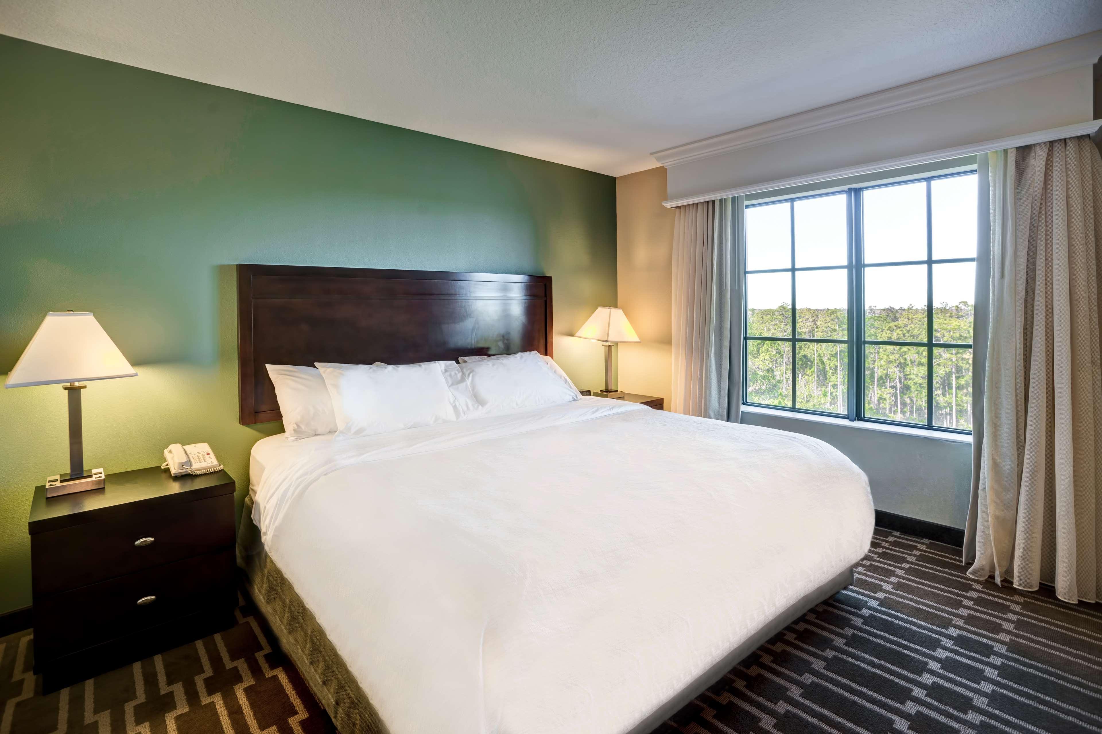 غرفة بسرير كينج بغرفة نوم واحدة لذوي الإعاقة، Embassy Suites by Hilton Fort Myers Estero 2/5