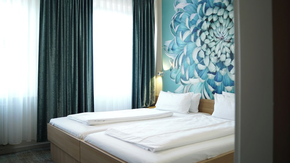 ROOM, DOUBLE BED