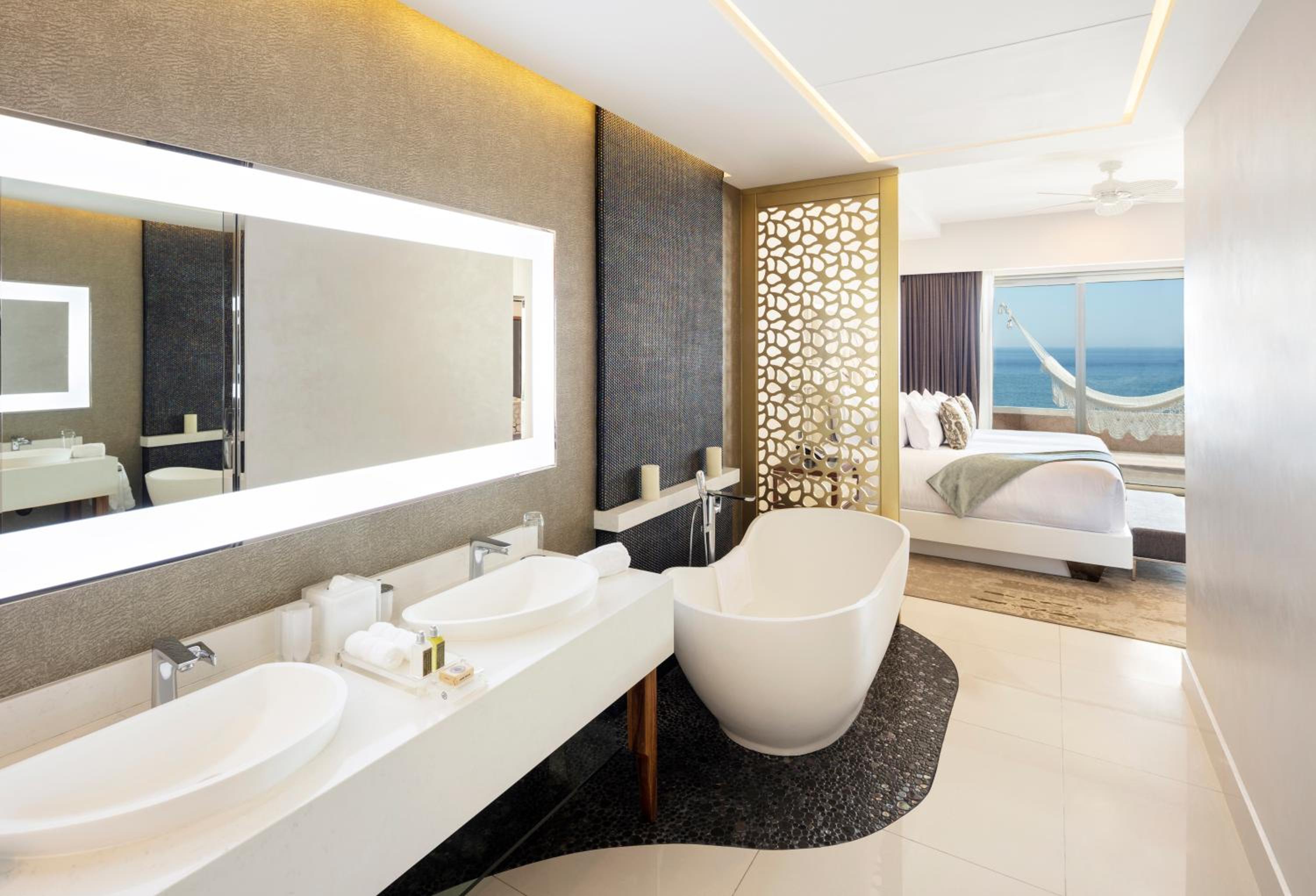 غرفة بسرير كينج وسريرين كوين بإطلالة على البحر بغرفتي نوم، Garza Blanca Resort Spa Los Cabos 6/7