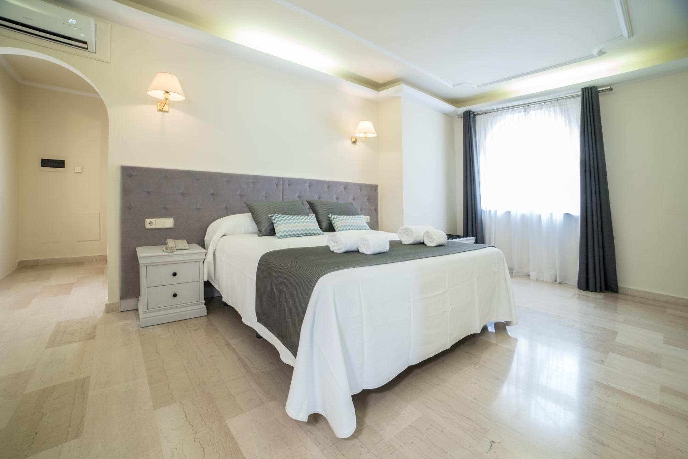 Suite, Queen Bed, Sofa