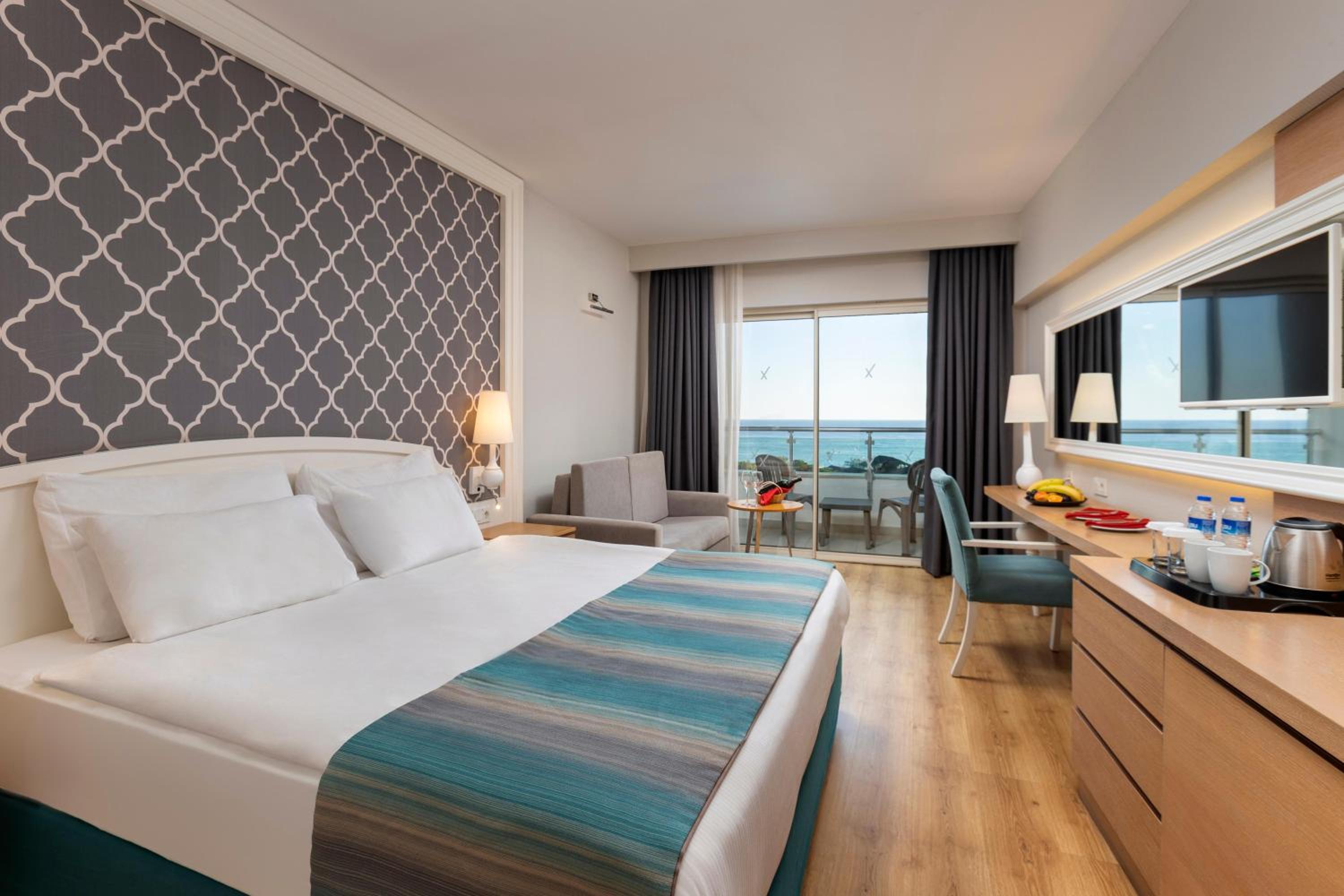 Standard, Double or Twin Bed, Lateral Side Sea View