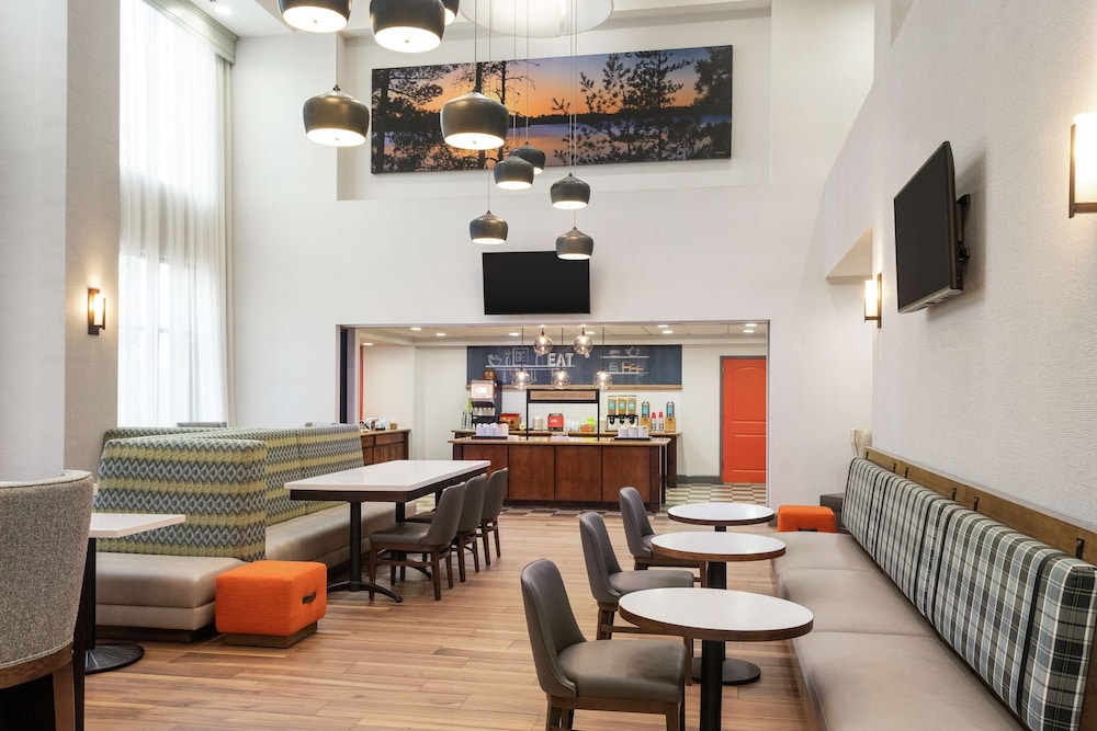 Hampton Inn And Suites Pine Bluff 35/46
