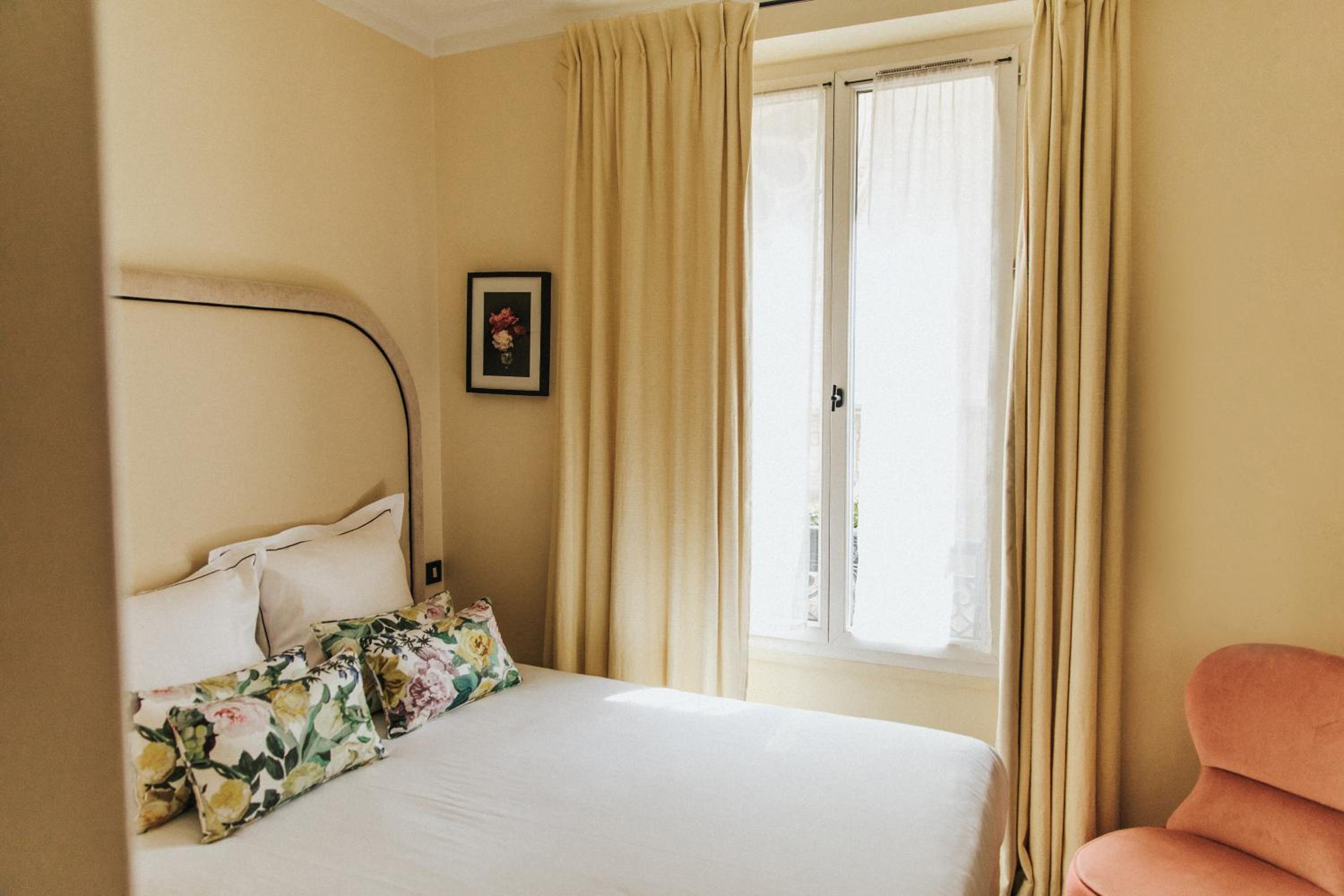 ROOM, SINGLE