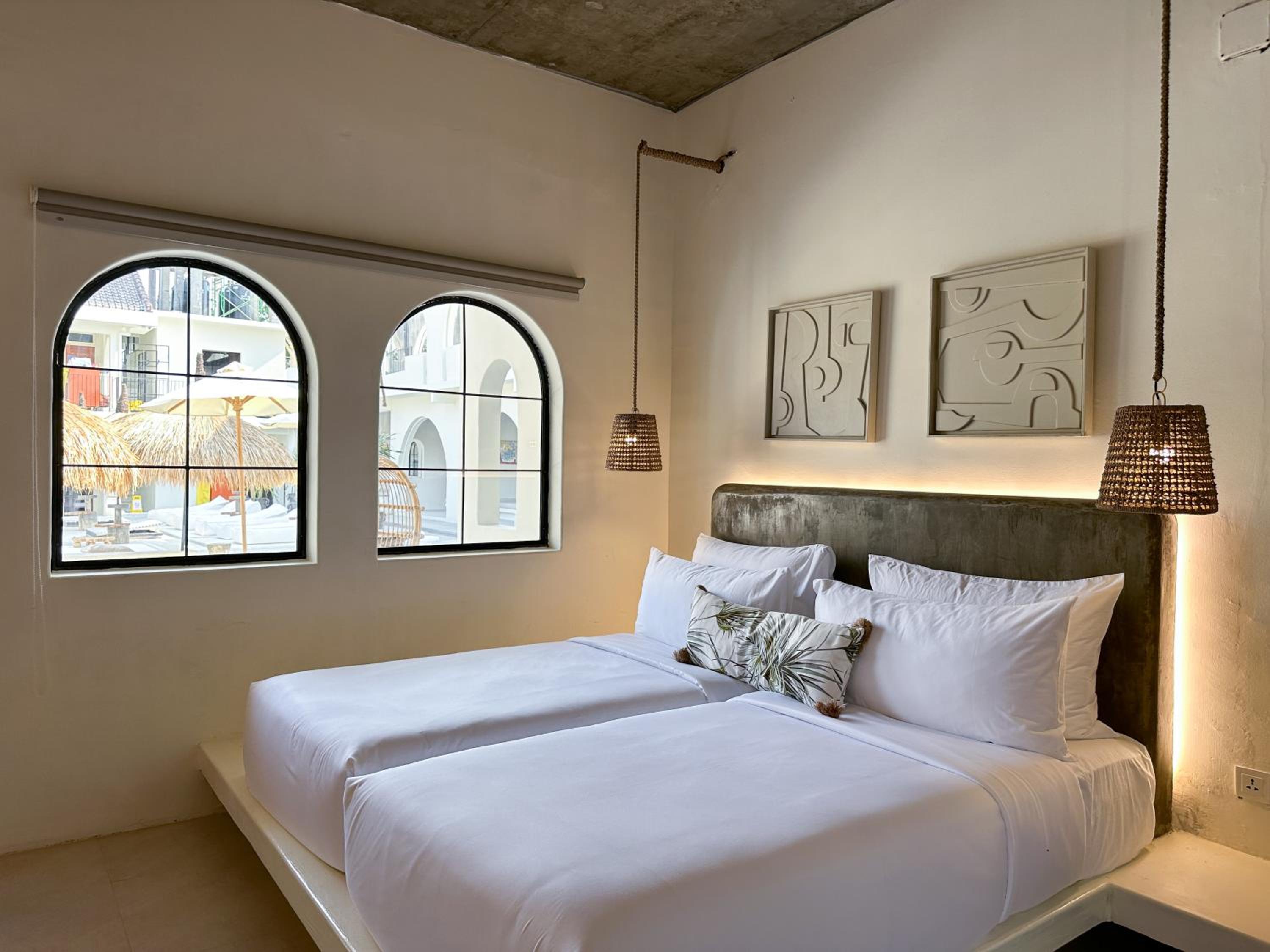 Suite, Double or Twin Bed, Bathtub