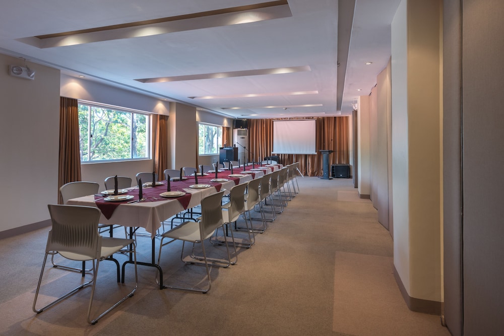 Court Meridian Hotel And Suites 26/36