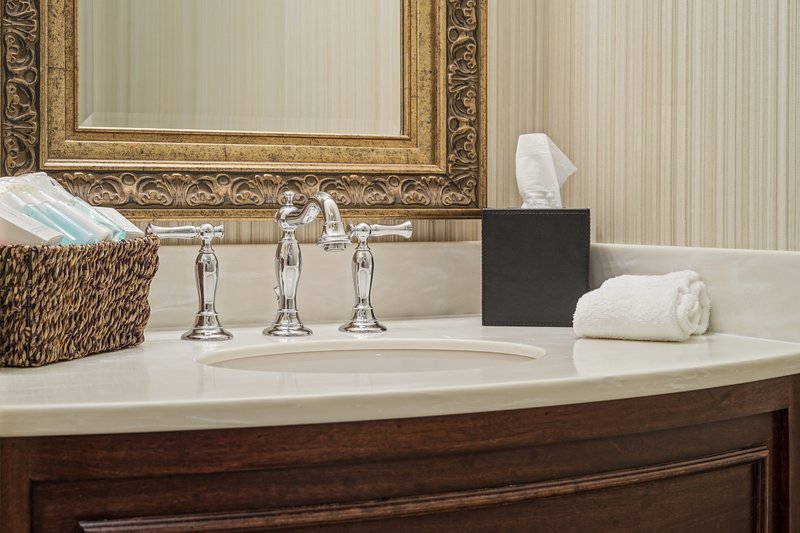 Suite, King Bed, Accessible