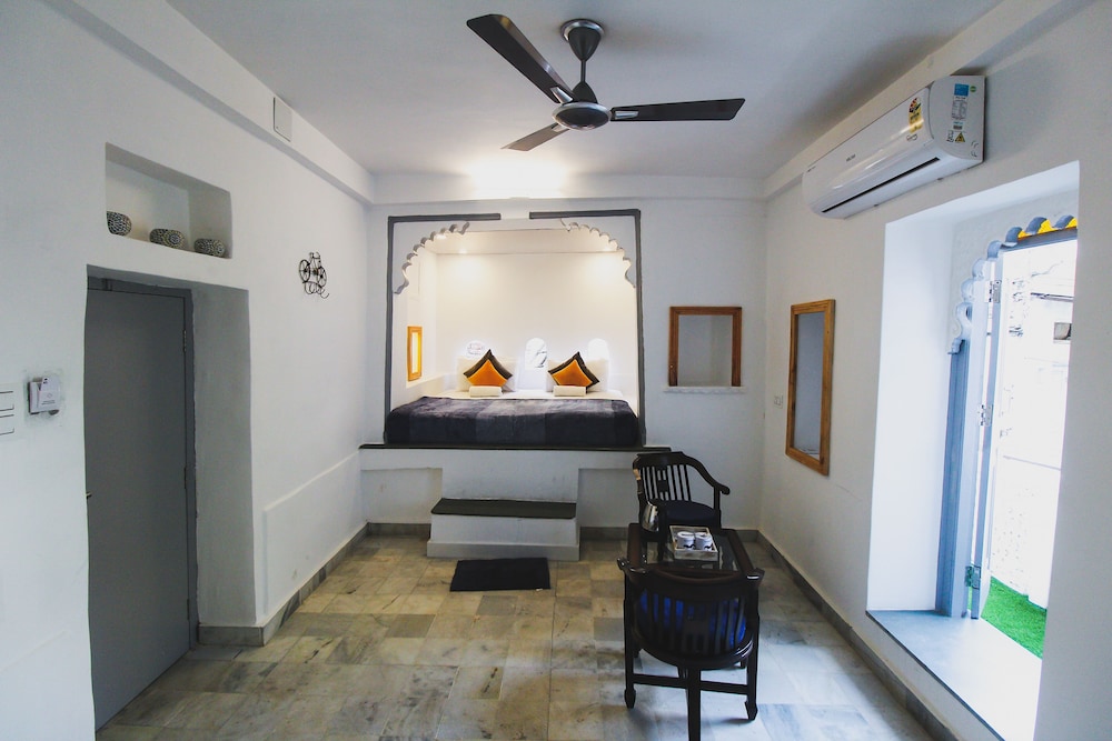 Moustche Udaipur 46/68