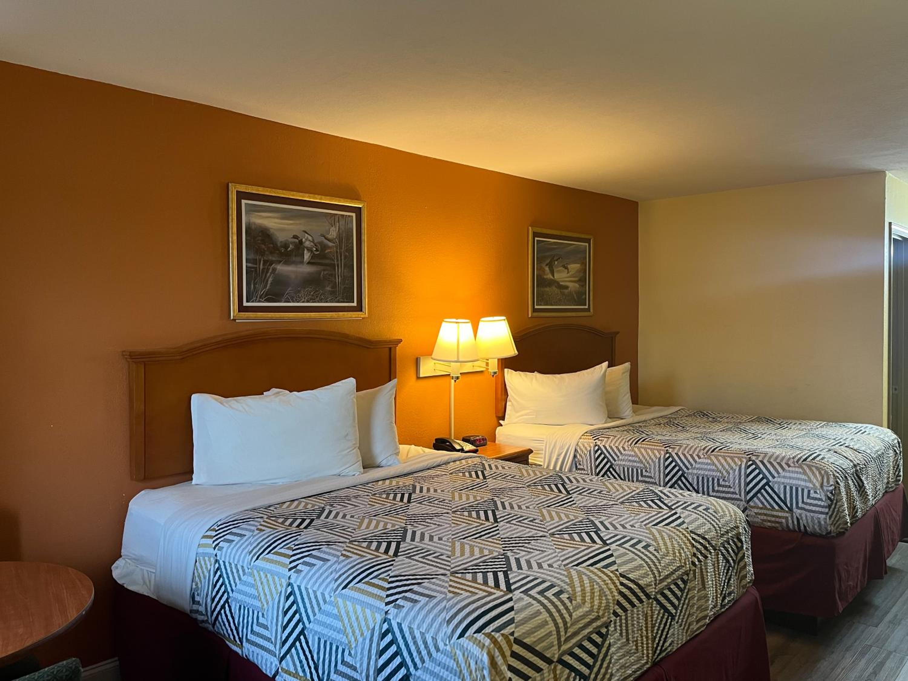 2 Queen Beds - Non-Smoking, Micfridge