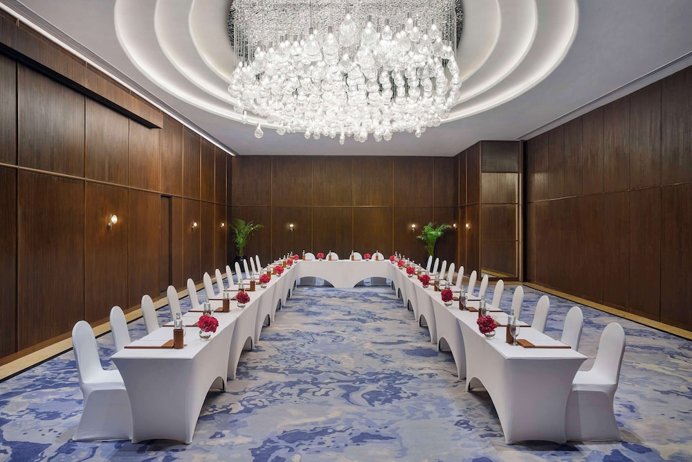 Shangri La Eros New Delhi Hotel 62/72