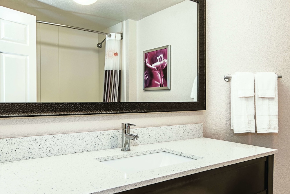 La Quinta Inn & Suites by Wyndham Ontario Airport 17/58