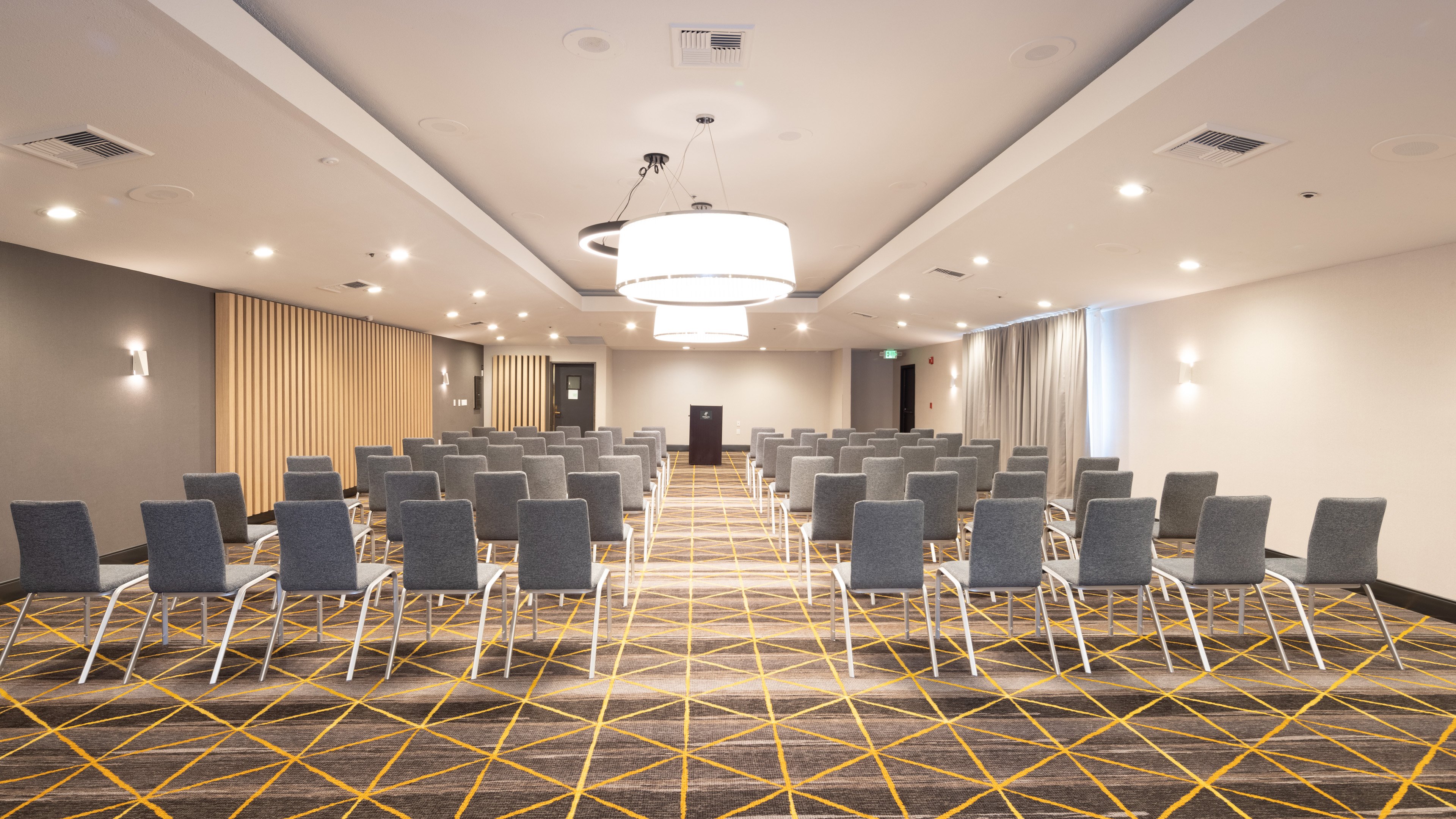 Holiday Inn Orange County Airport 43/57