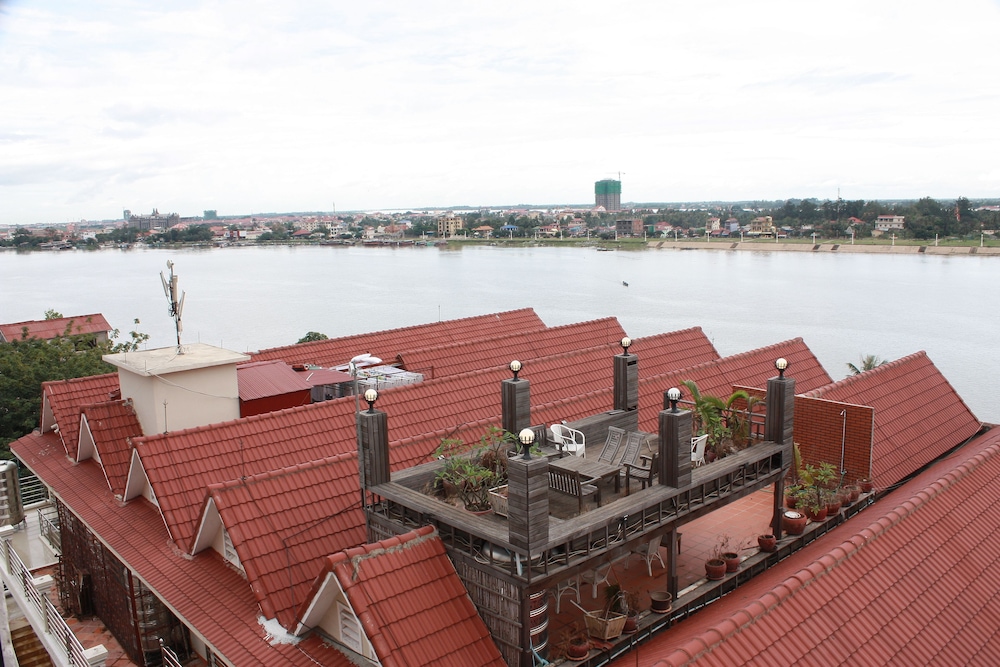 Lux Riverside Hotel & Apartment 94/99