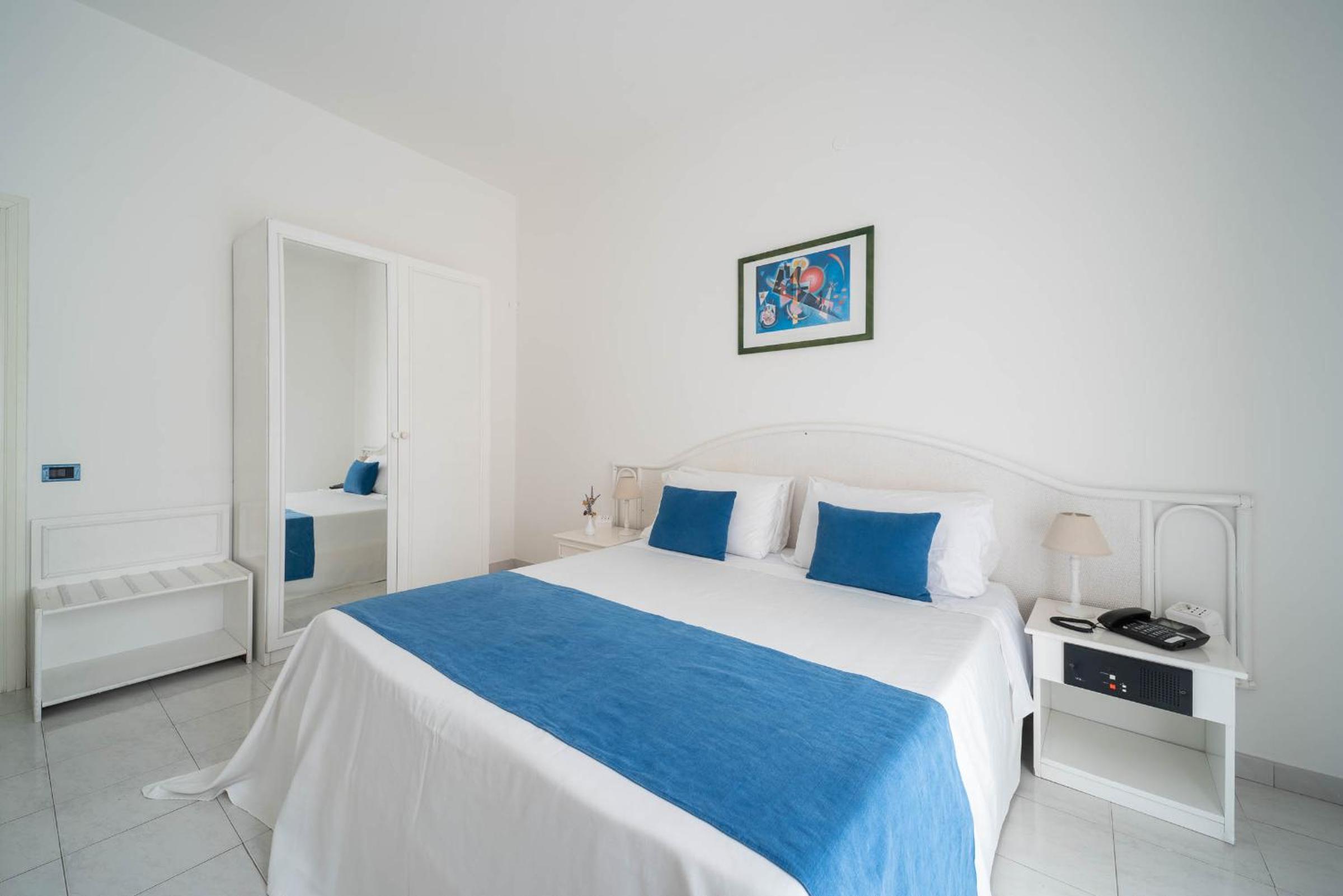 Comfort, Double Bed, Lateral Side Sea View, Balcony
