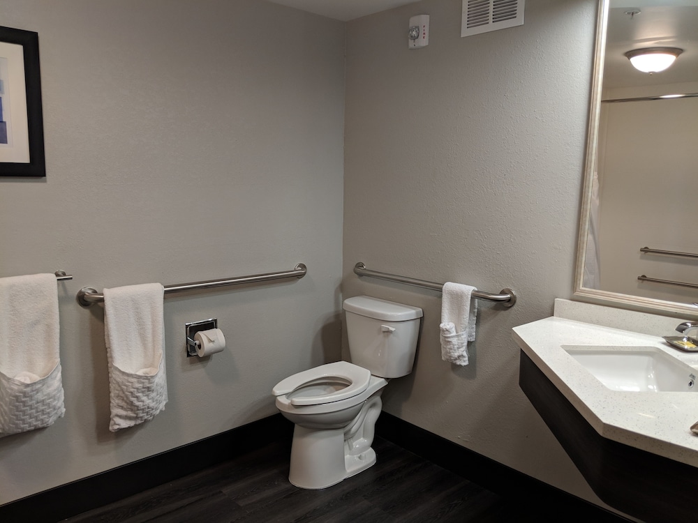 Best Western Plus Bloomington East Hotel 7/24