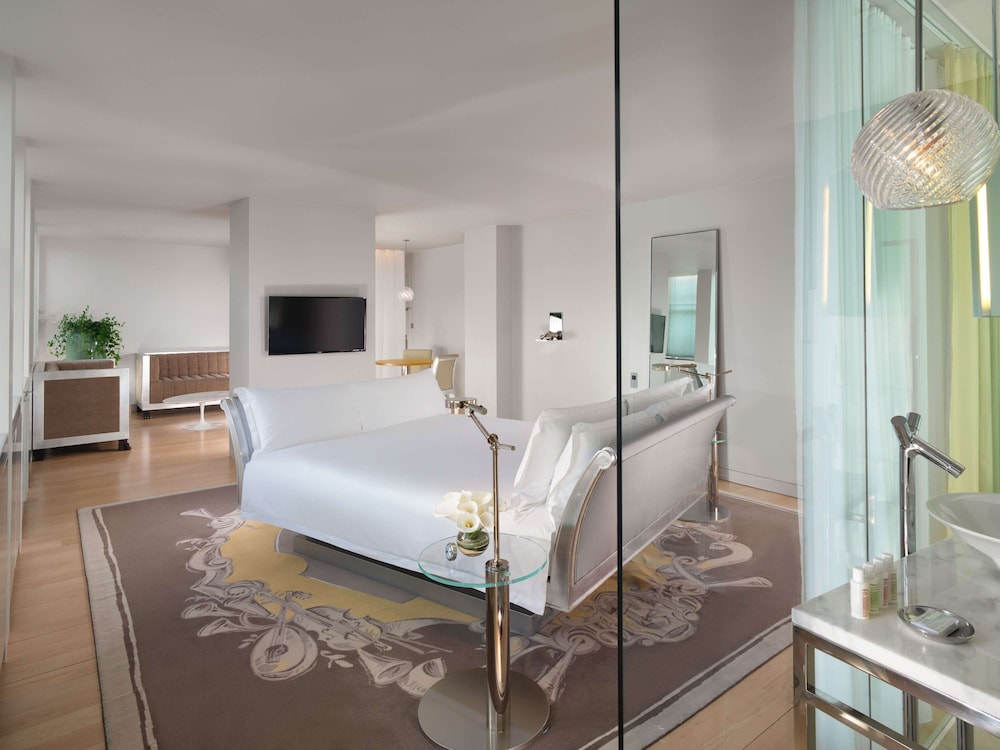 Loft, Junior Suite, King Bed، Sanderson London 2/3