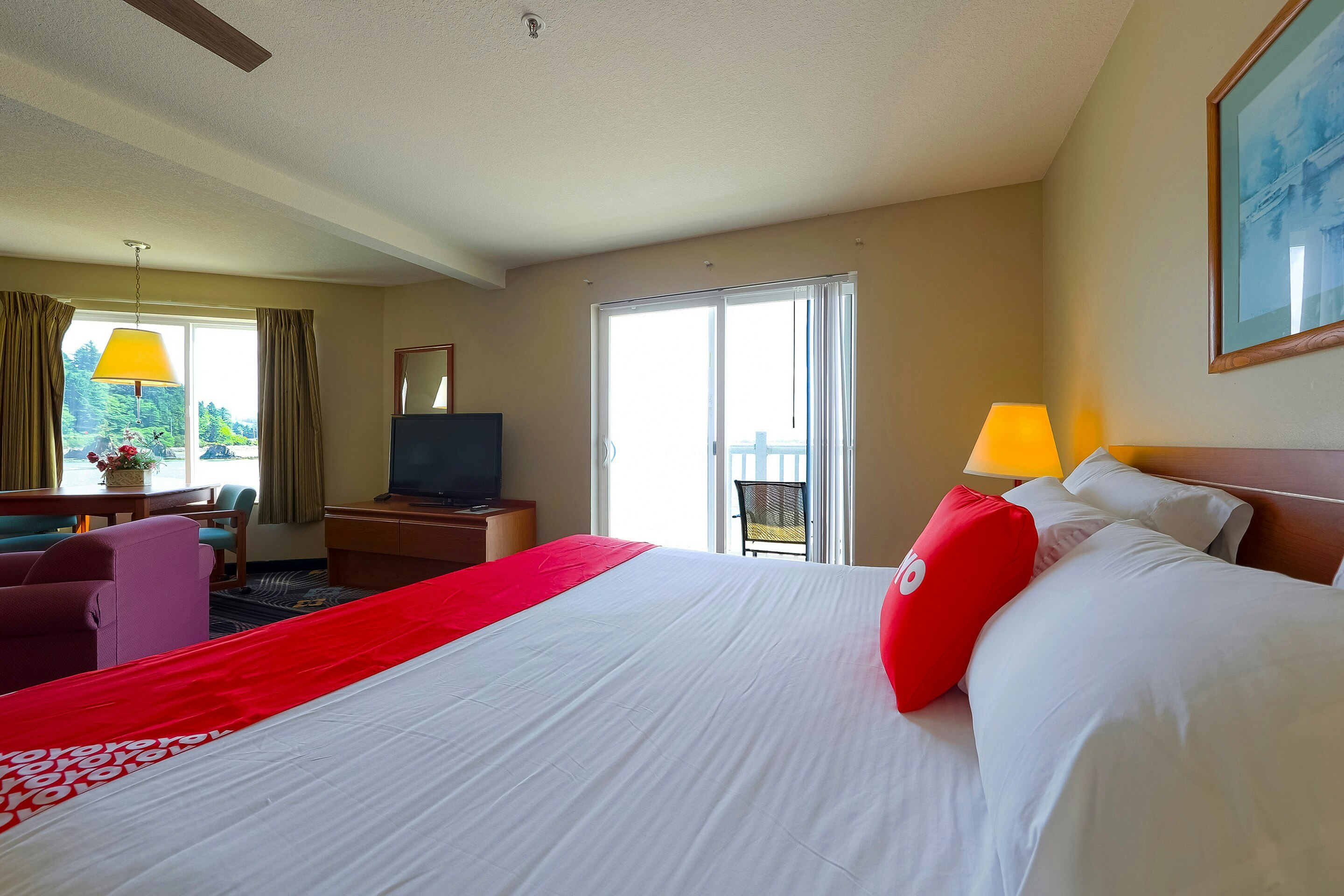 Siletz Bay Beachfront Hotel by OYO Lincoln City 24/71