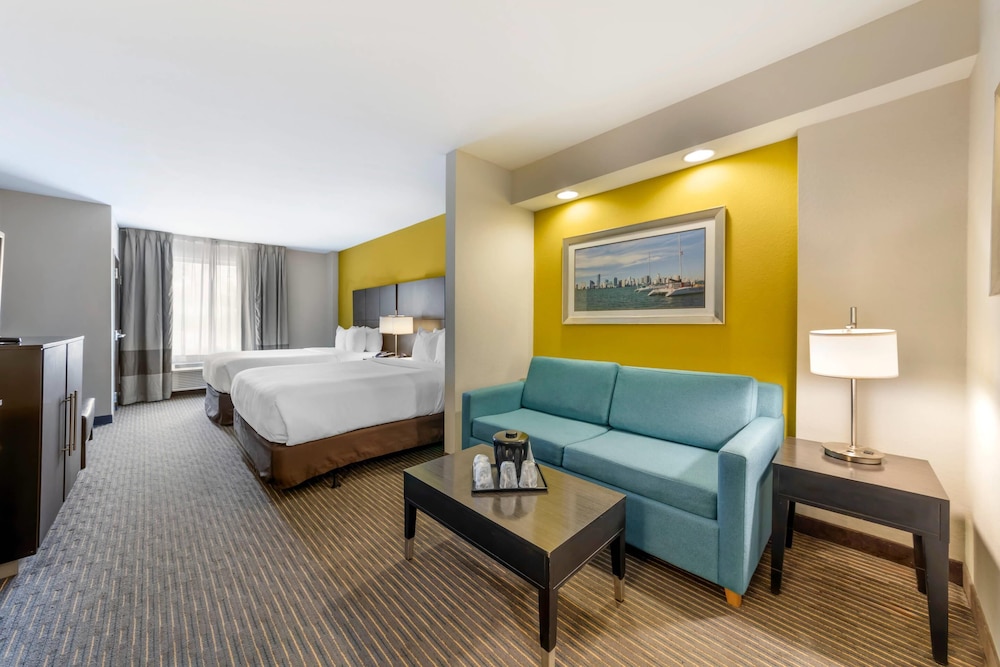جناح بسريرين كوين مع أريكة، Comfort Suites Miami Airport North 7/10