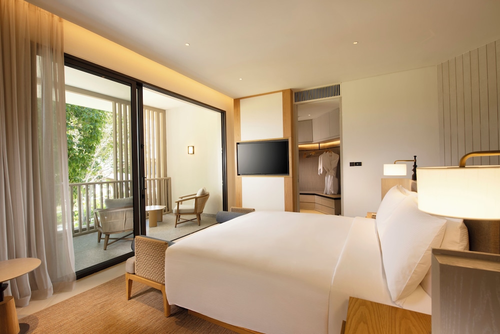 DELUXE, SUITE, KING BED, BALCONY