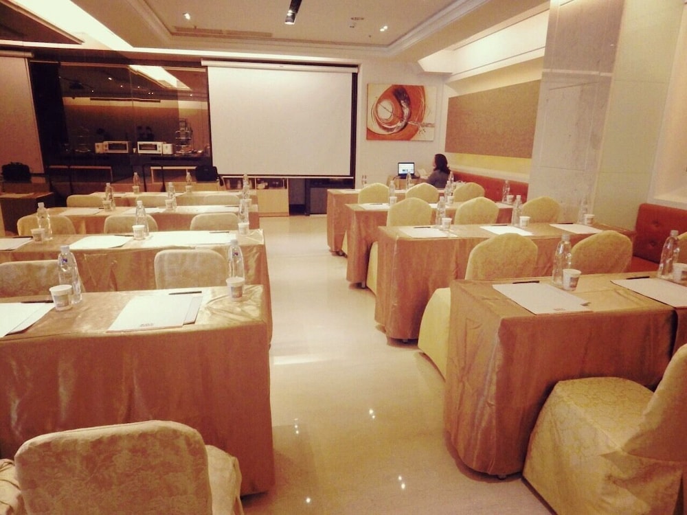 Grand Earl Hotel 33/48