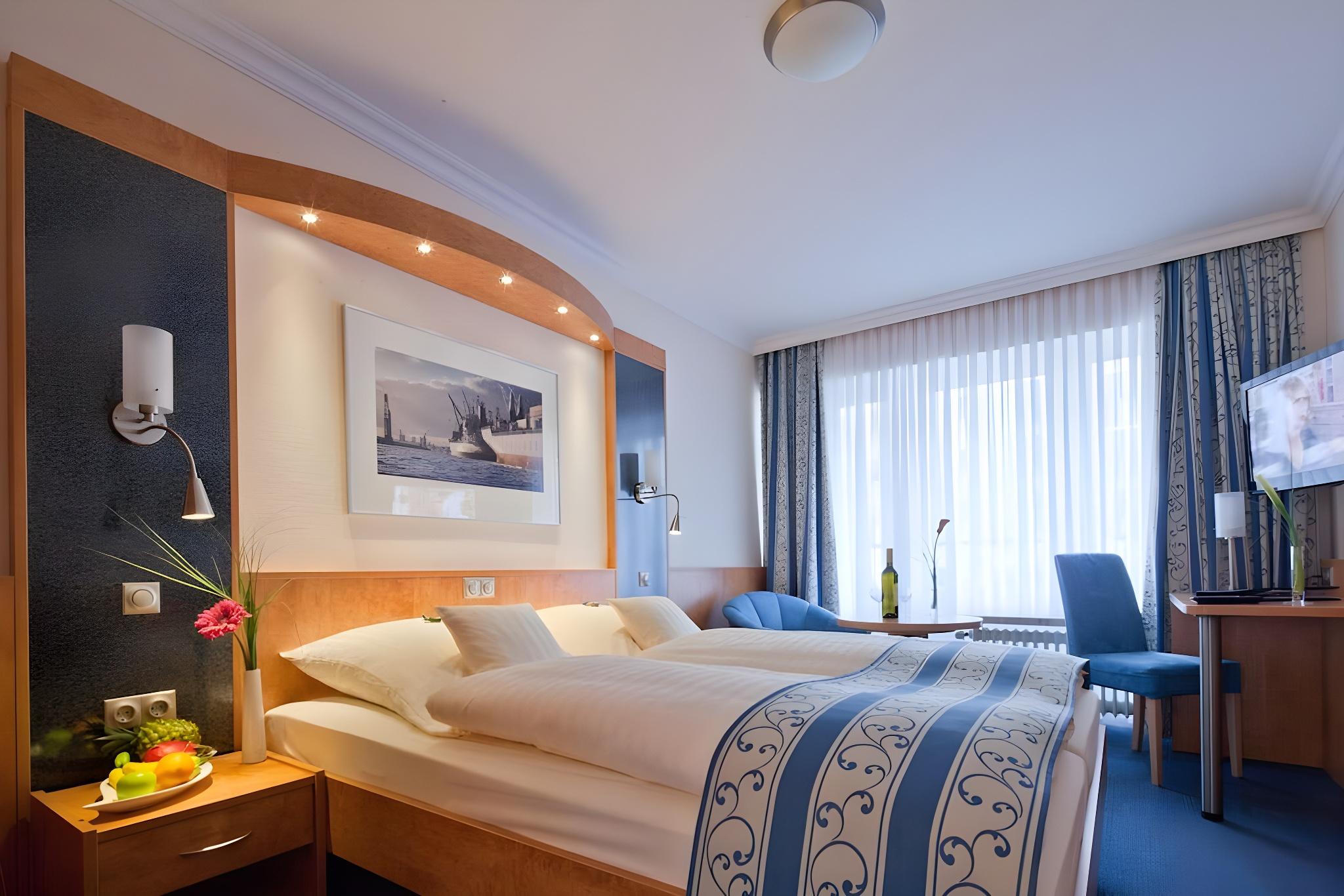 Economy, Family, King Bed, Sofa